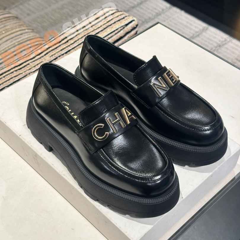 【샤넬】 통굽 레터링 로고 로퍼