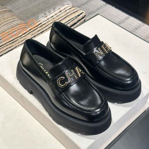 【샤넬】 통굽 레터링 로고 로퍼