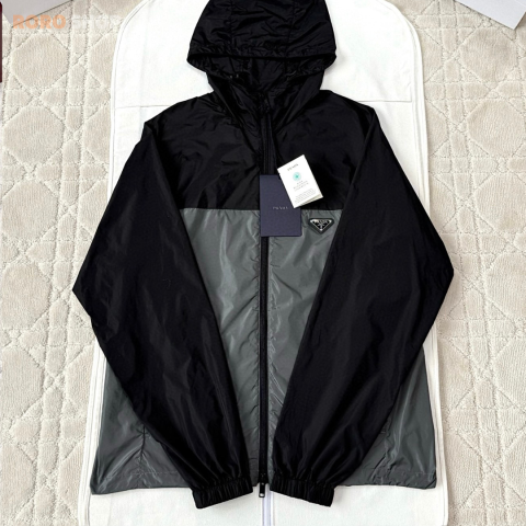 【프라다】 세모 모노그램 배색 바람막이